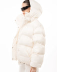 Молочний пуховик оверсайз