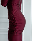 Сукня з драпіруванням бордо