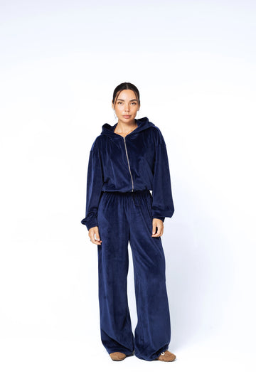 Жіночий велюровий костюм з бомбером на блискавці та штанами на затяжках - синій