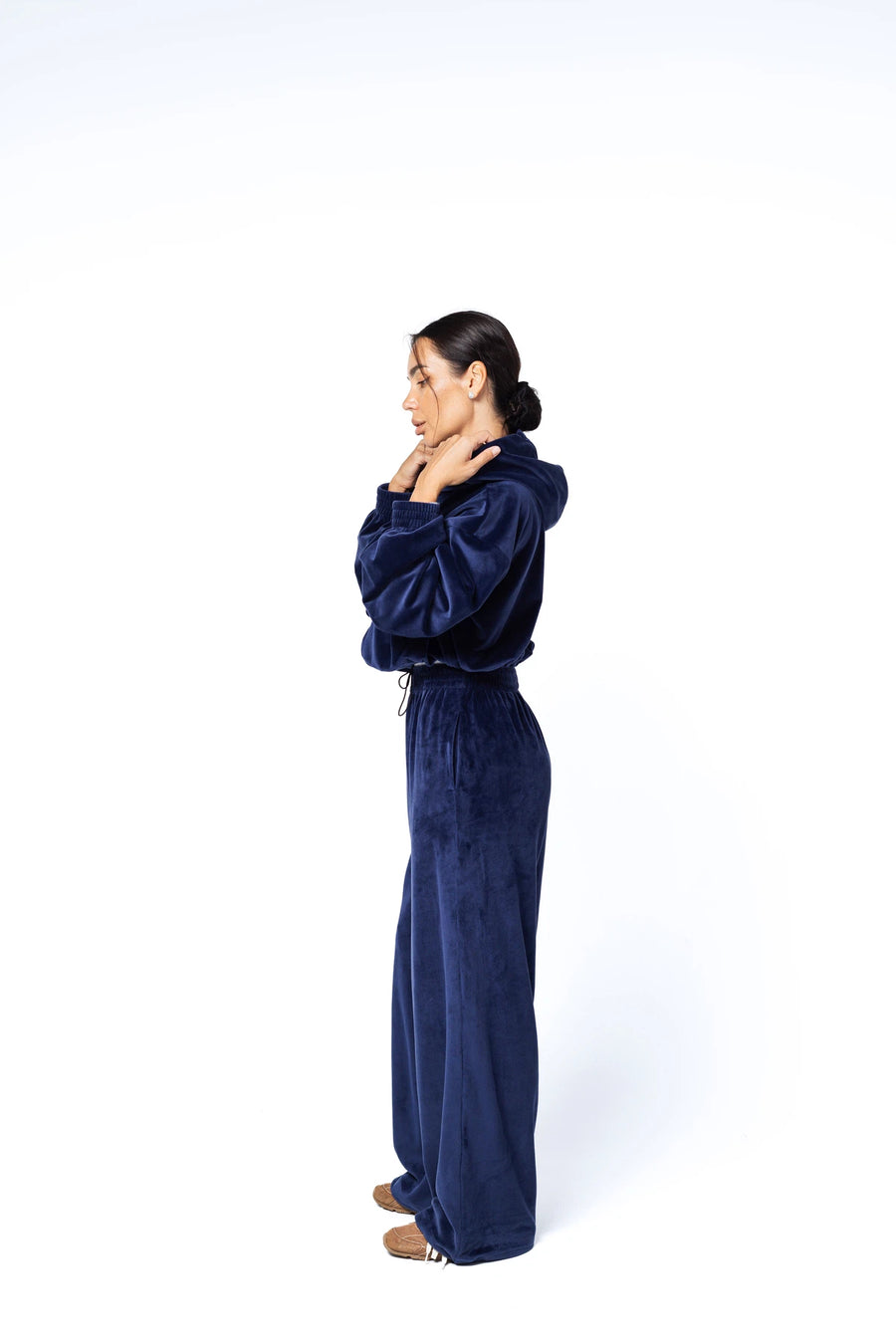 Жіночий велюровий костюм з бомбером на блискавці та штанами на затяжках - синій