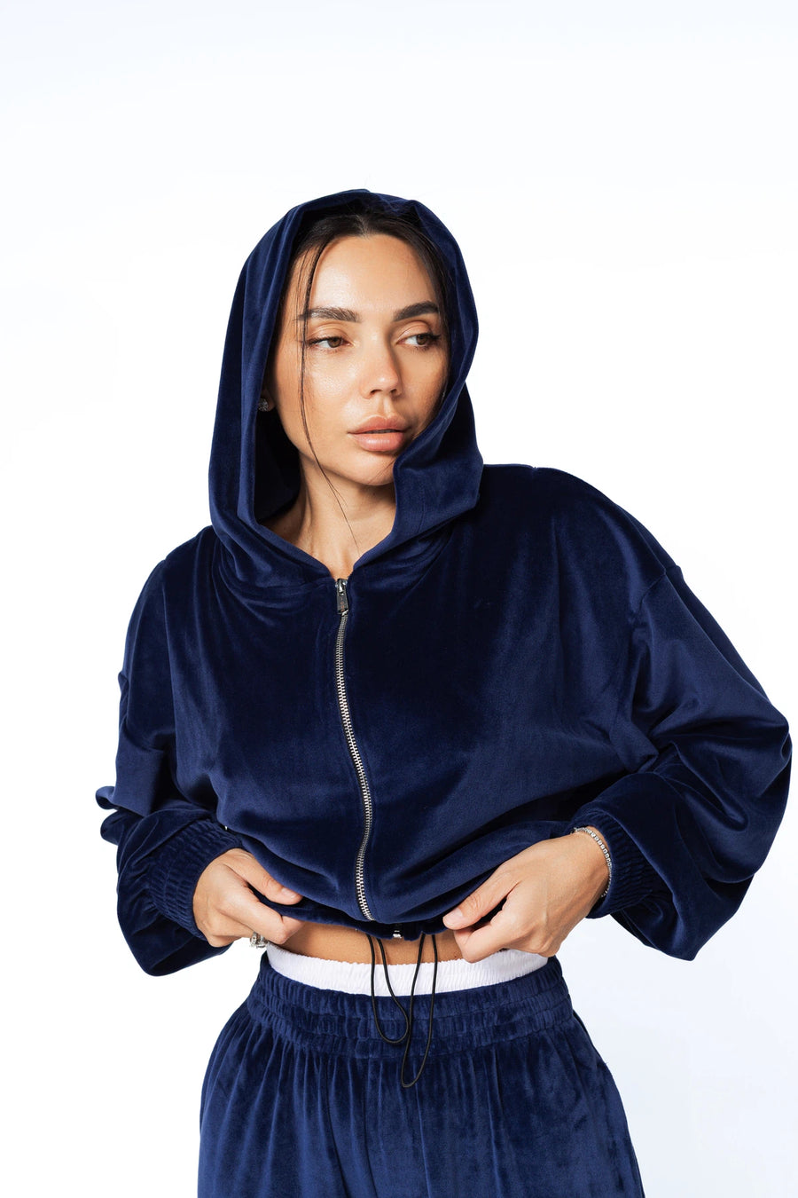 Жіночий велюровий костюм з бомбером на блискавці та штанами на затяжках - синій