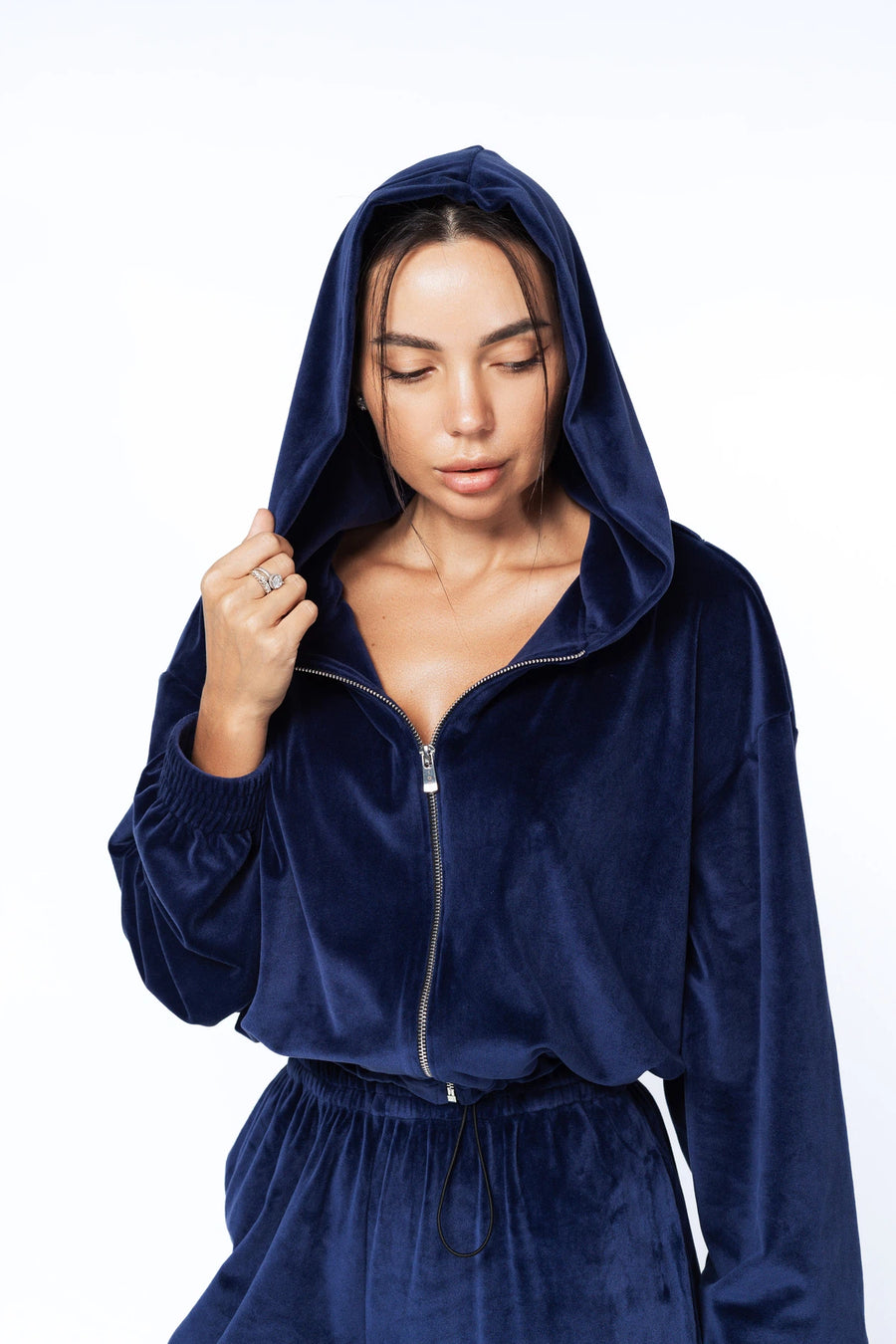 Жіночий велюровий костюм з бомбером на блискавці та штанами на затяжках - синій