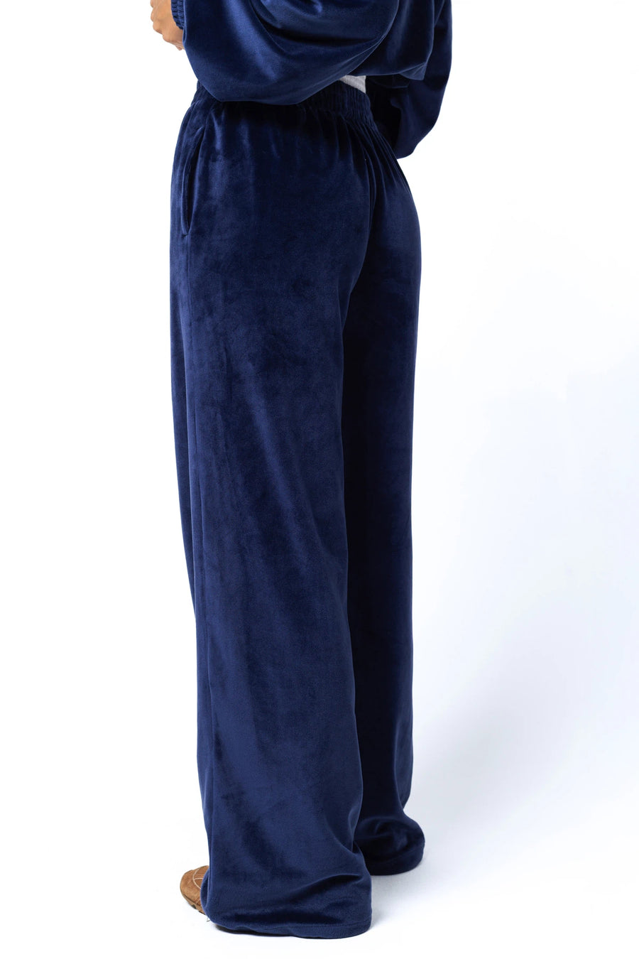 Жіночий велюровий костюм з бомбером на блискавці та штанами на затяжках - синій