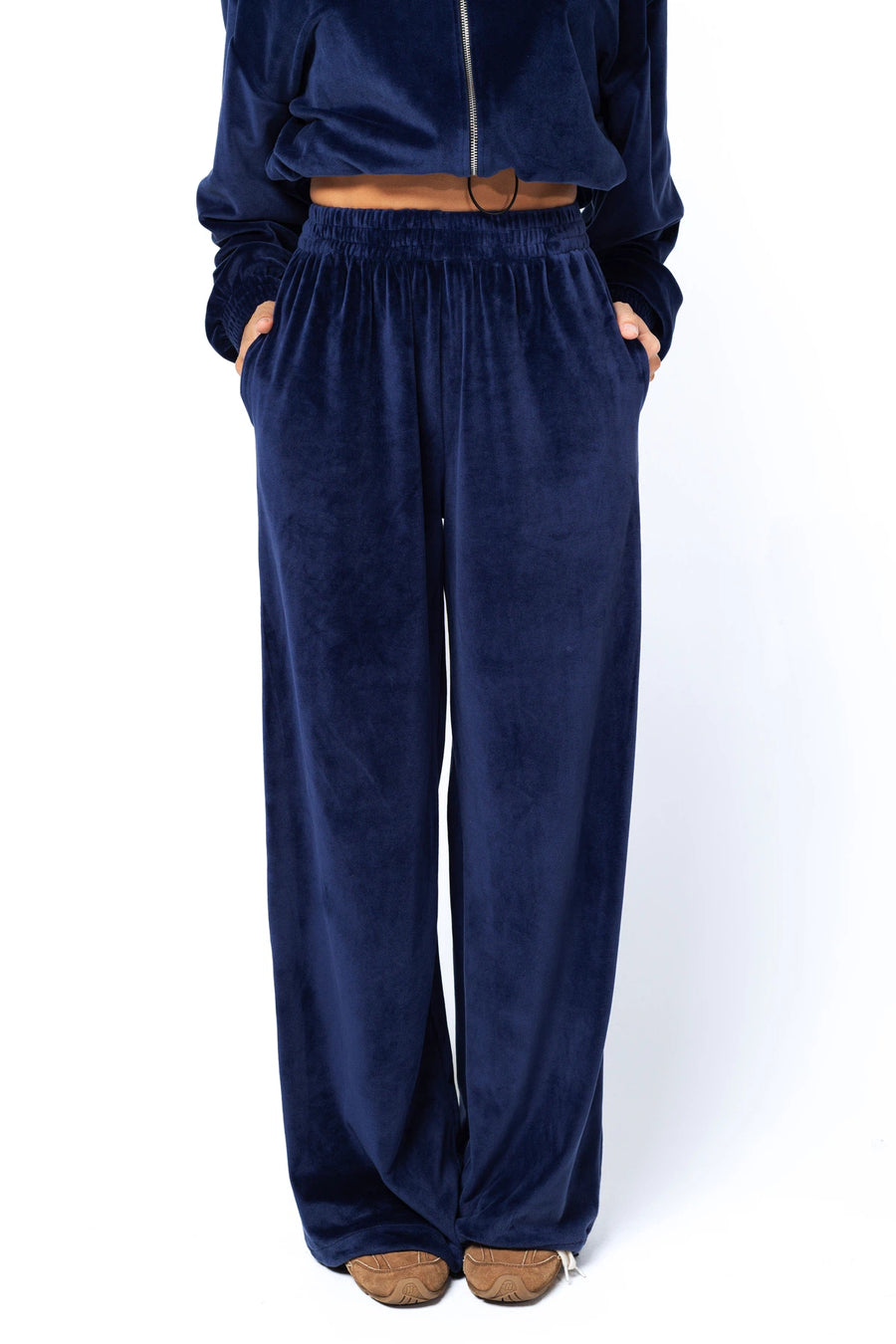 Жіночий велюровий костюм з бомбером на блискавці та штанами на затяжках - синій