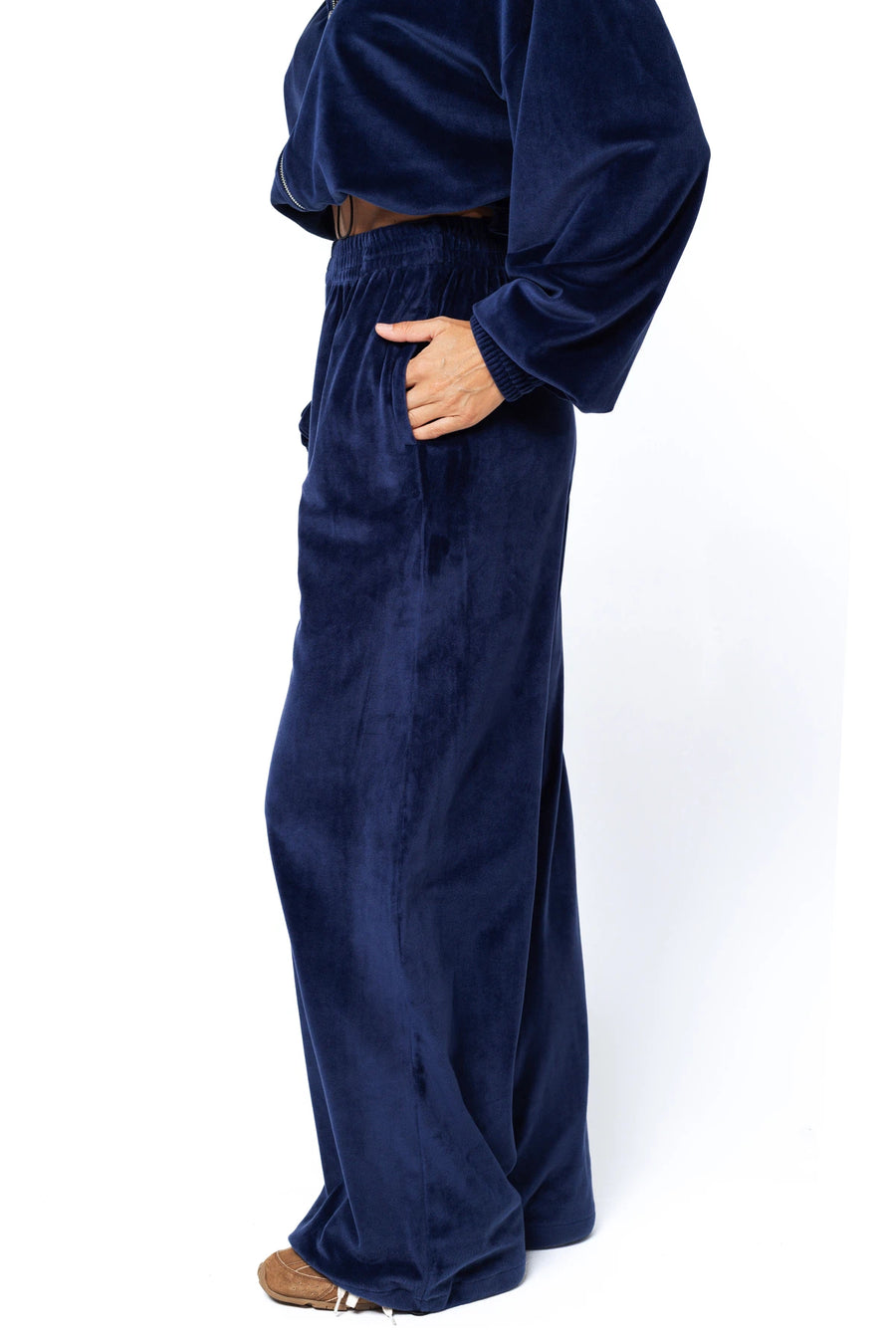 Жіночий велюровий костюм з бомбером на блискавці та штанами на затяжках - синій