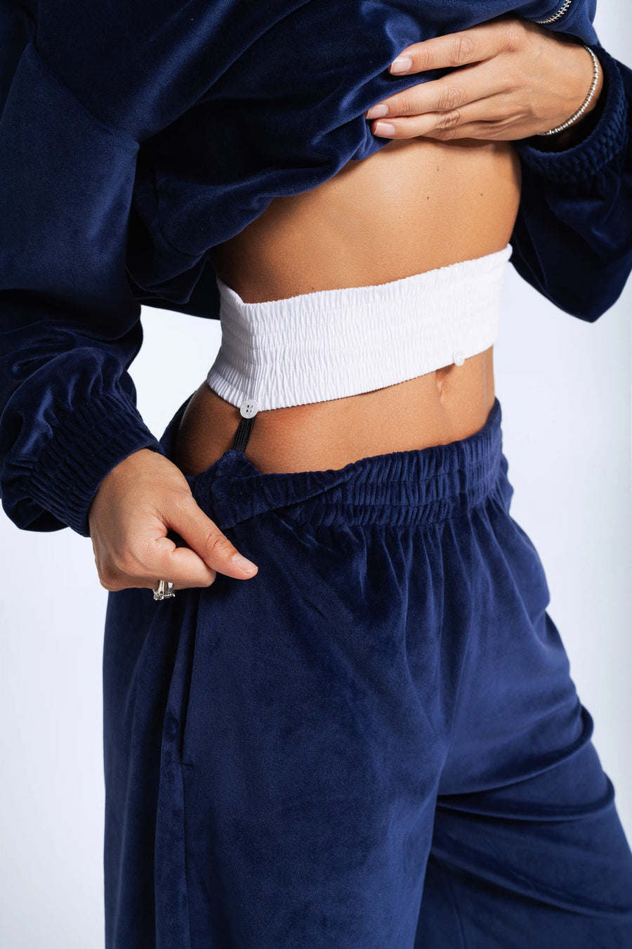 Жіночий велюровий костюм з бомбером на блискавці та штанами на затяжках - синій