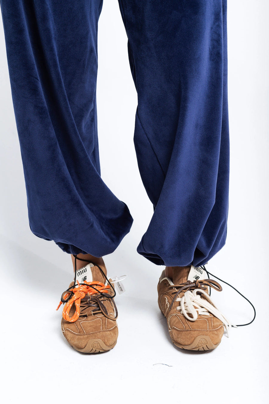 Жіночий велюровий костюм з бомбером на блискавці та штанами на затяжках - синій