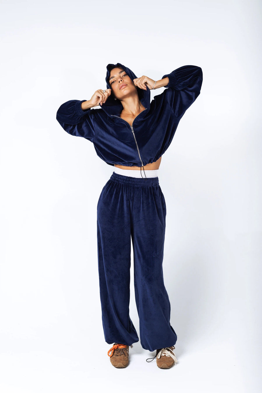 Жіночий велюровий костюм з бомбером на блискавці та штанами на затяжках - синій