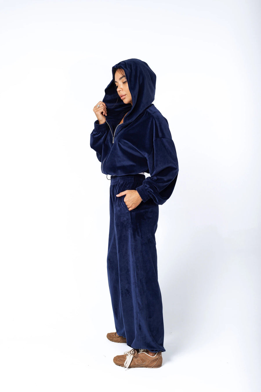 Жіночий велюровий костюм з бомбером на блискавці та штанами на затяжках - синій