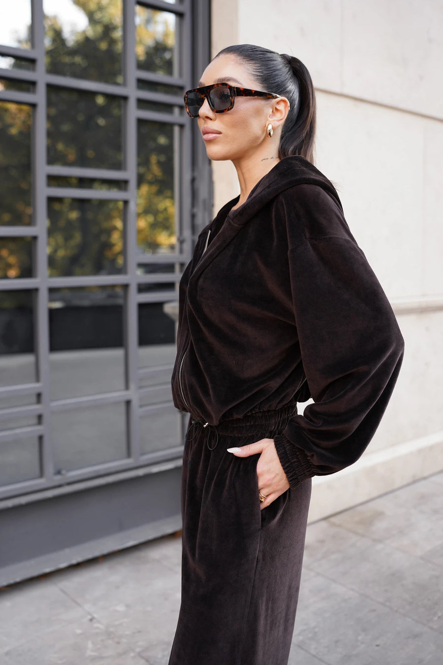 Жіночий велюровий костюм з бомбером на блискавці та штанами на затяжках - шоколад