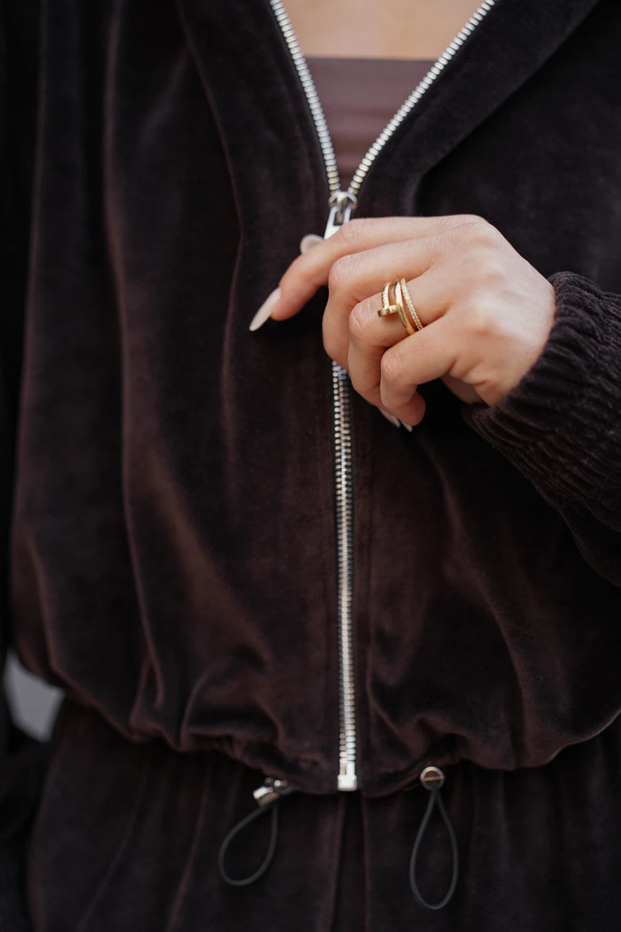 Жіночий велюровий костюм з бомбером на блискавці та штанами на затяжках - шоколад