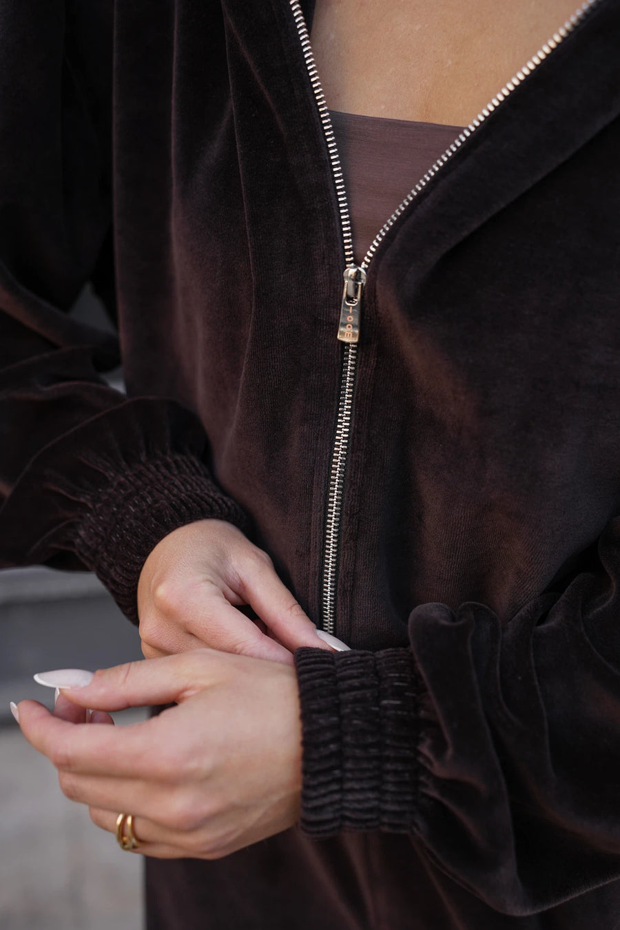 Жіночий велюровий костюм з бомбером на блискавці та штанами на затяжках - шоколад