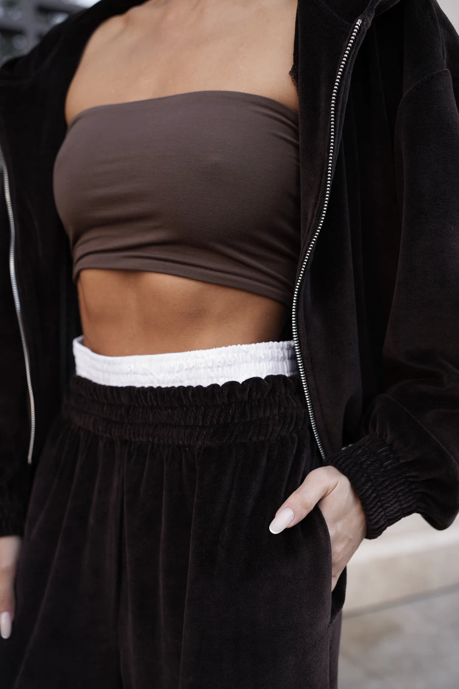 Жіночий велюровий костюм з бомбером на блискавці та штанами на затяжках - шоколад