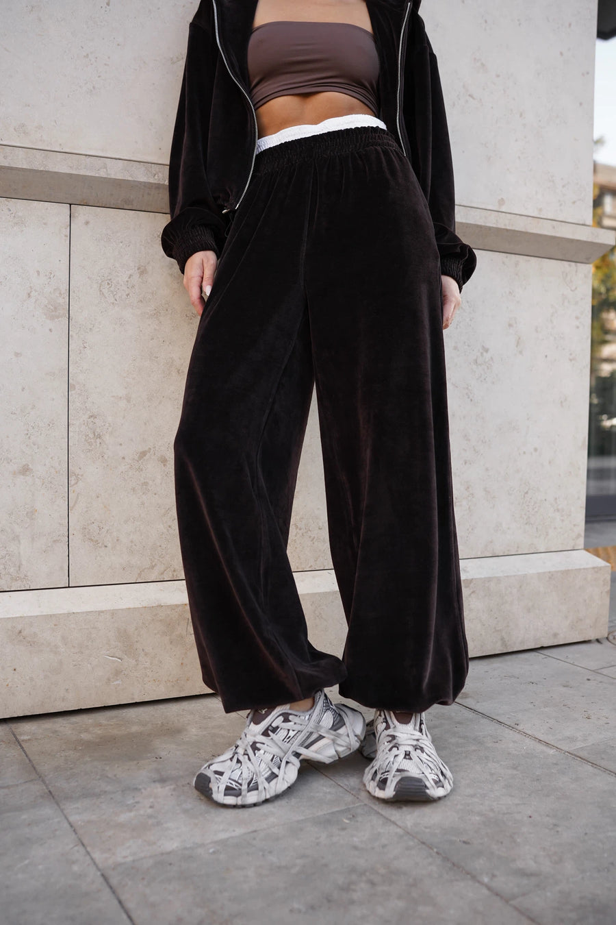 Жіночий велюровий костюм з бомбером на блискавці та штанами на затяжках - шоколад