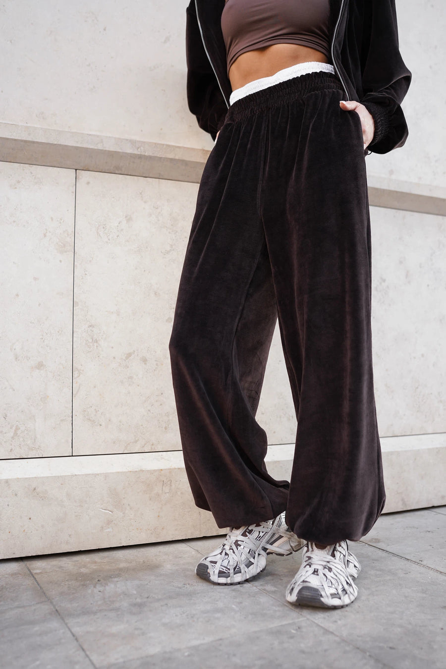 Жіночий велюровий костюм з бомбером на блискавці та штанами на затяжках - шоколад