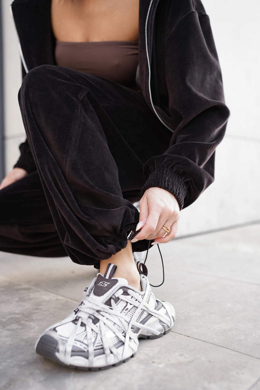 Жіночий велюровий костюм з бомбером на блискавці та штанами на затяжках - шоколад