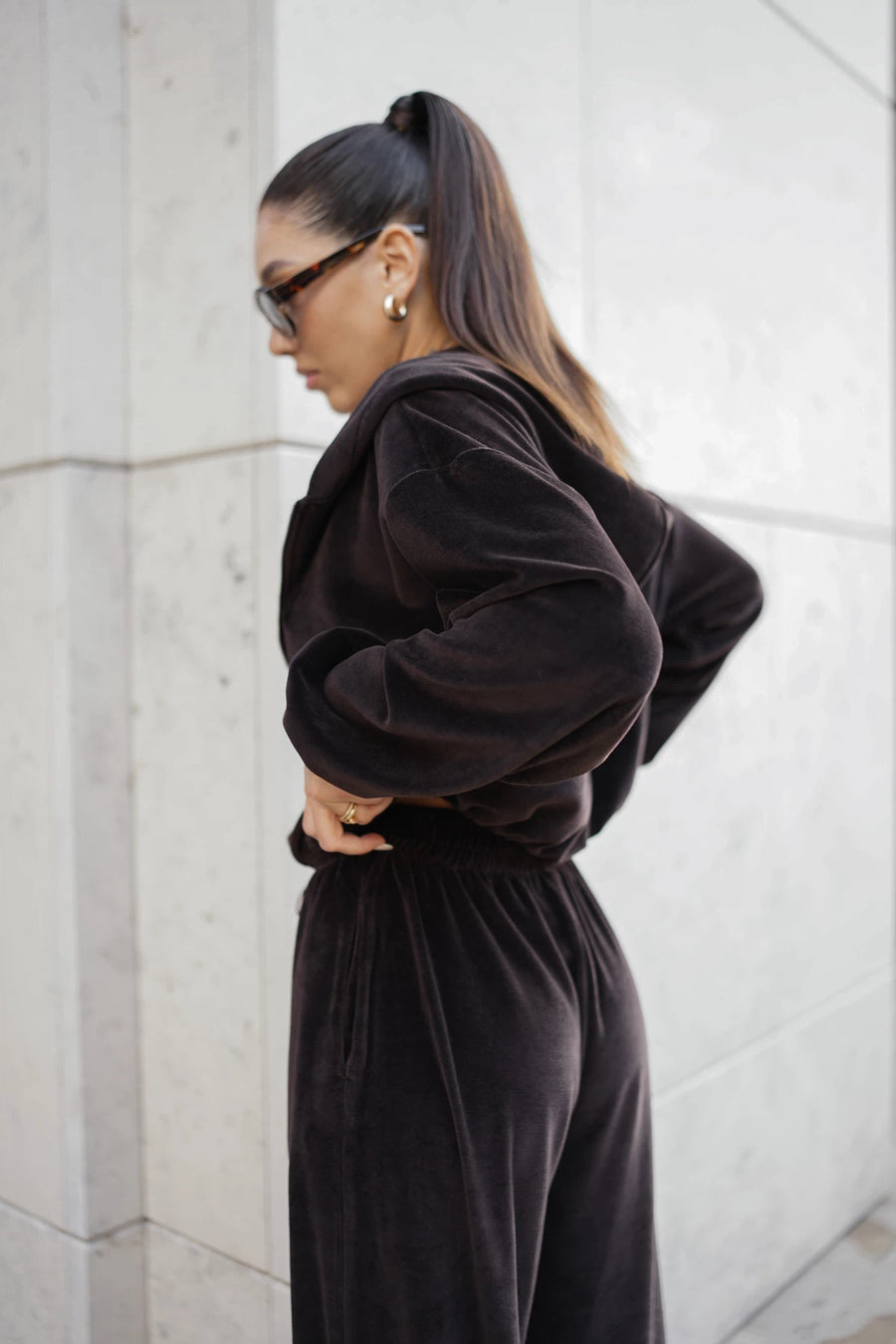 Жіночий велюровий костюм з бомбером на блискавці та штанами на затяжках - шоколад