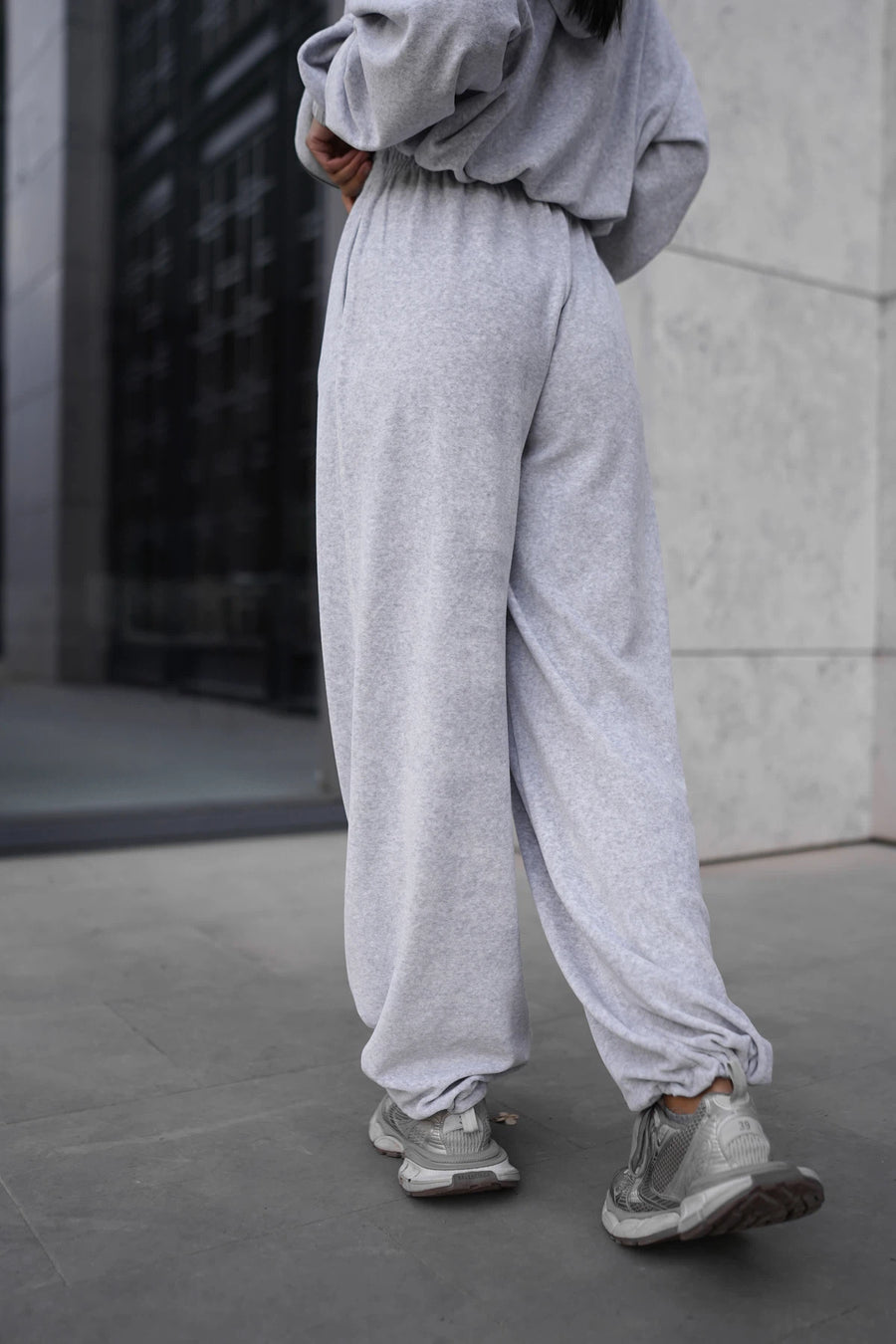 Жіночий велюровий костюм з бомбером на блискавці та штанами на затяжках - Світло-сірий меланж