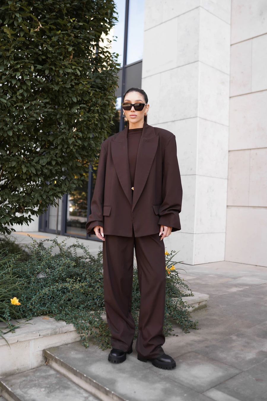 Жакет з драпіюванням на рукавах та об'ємними плечима коричневий