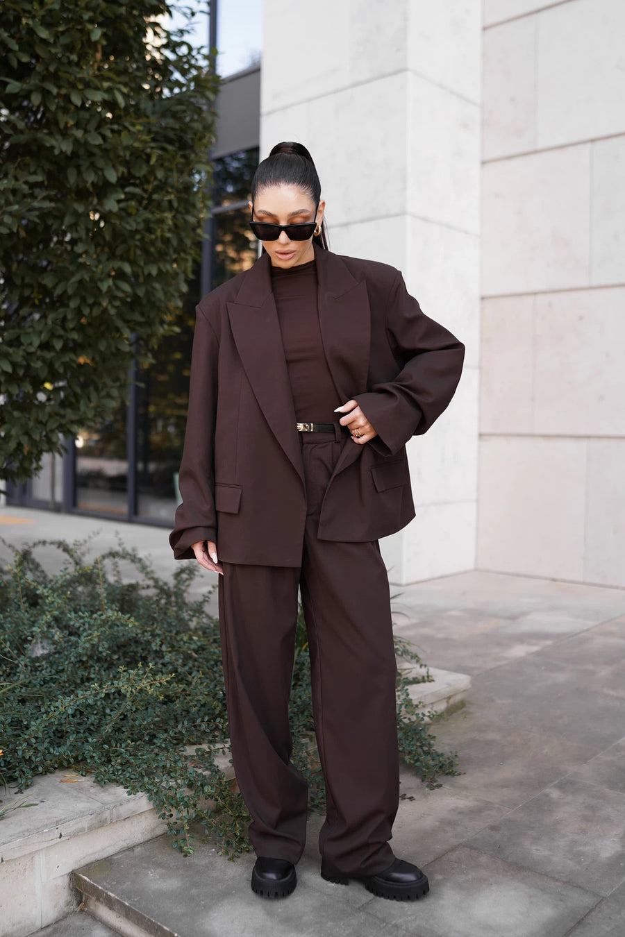 Жакет з драпіюванням на рукавах та об'ємними плечима коричневий