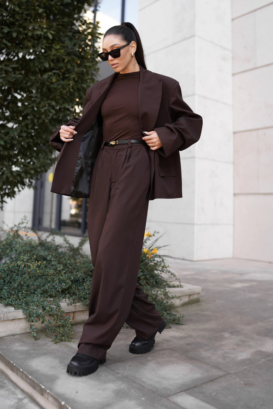 Жакет з драпіюванням на рукавах та об'ємними плечима коричневий