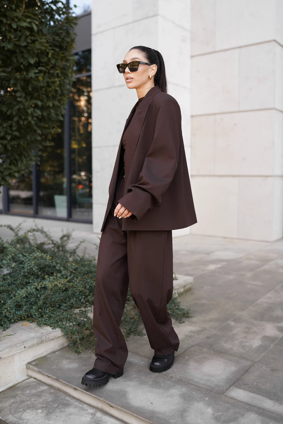 Жакет з драпіюванням на рукавах та об'ємними плечима коричневий