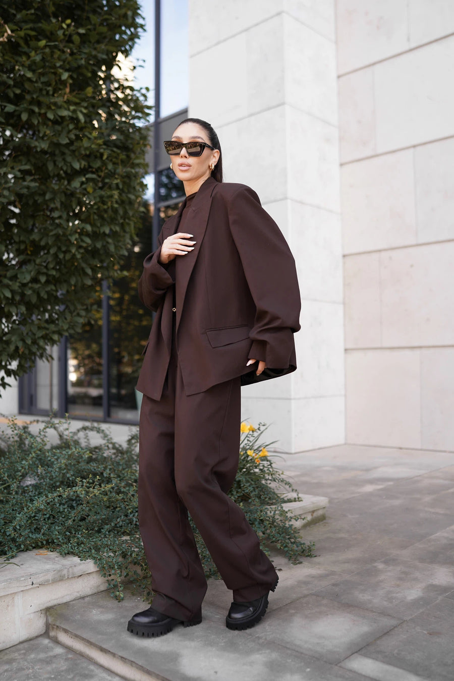 Жакет з драпіюванням на рукавах та об'ємними плечима коричневий