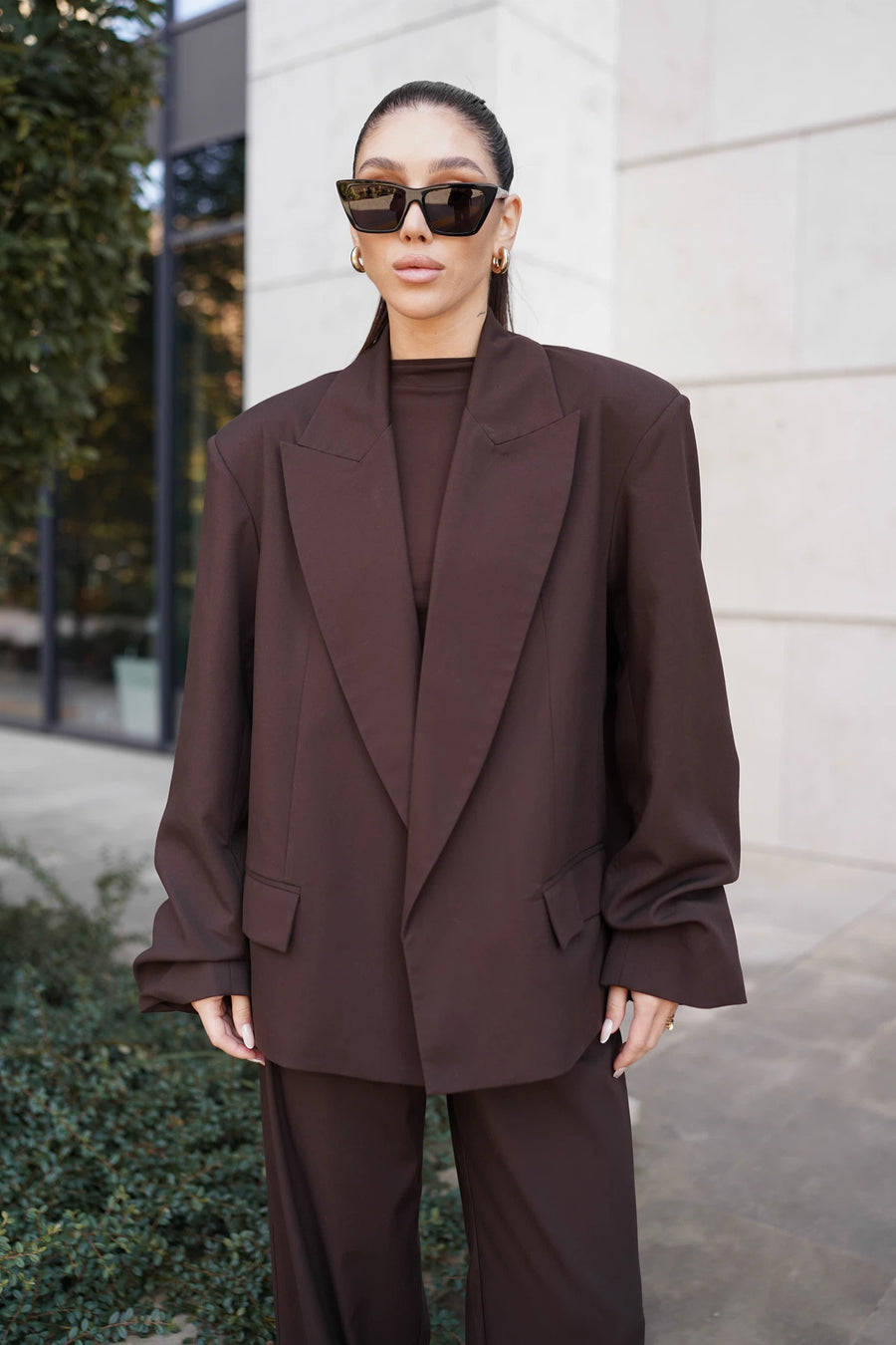 Жакет з драпіюванням на рукавах та об'ємними плечима коричневий