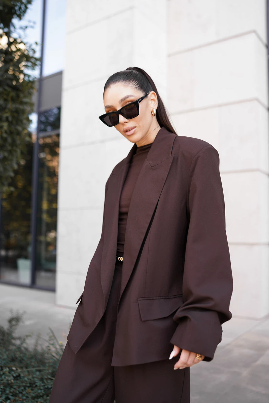 Жакет з драпіюванням на рукавах та об'ємними плечима коричневий