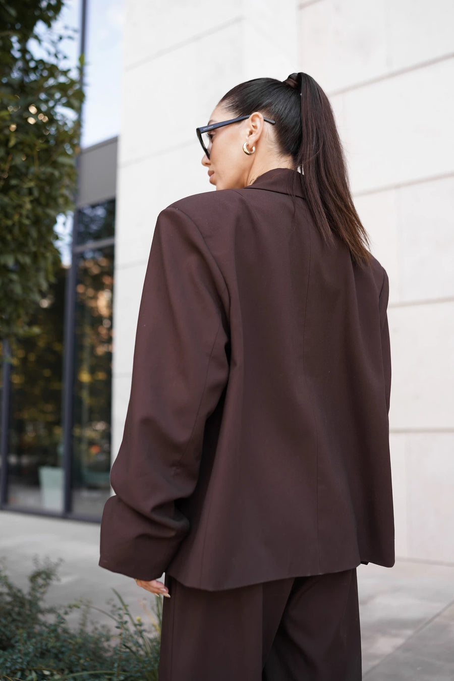 Жакет з драпіюванням на рукавах та об'ємними плечима коричневий