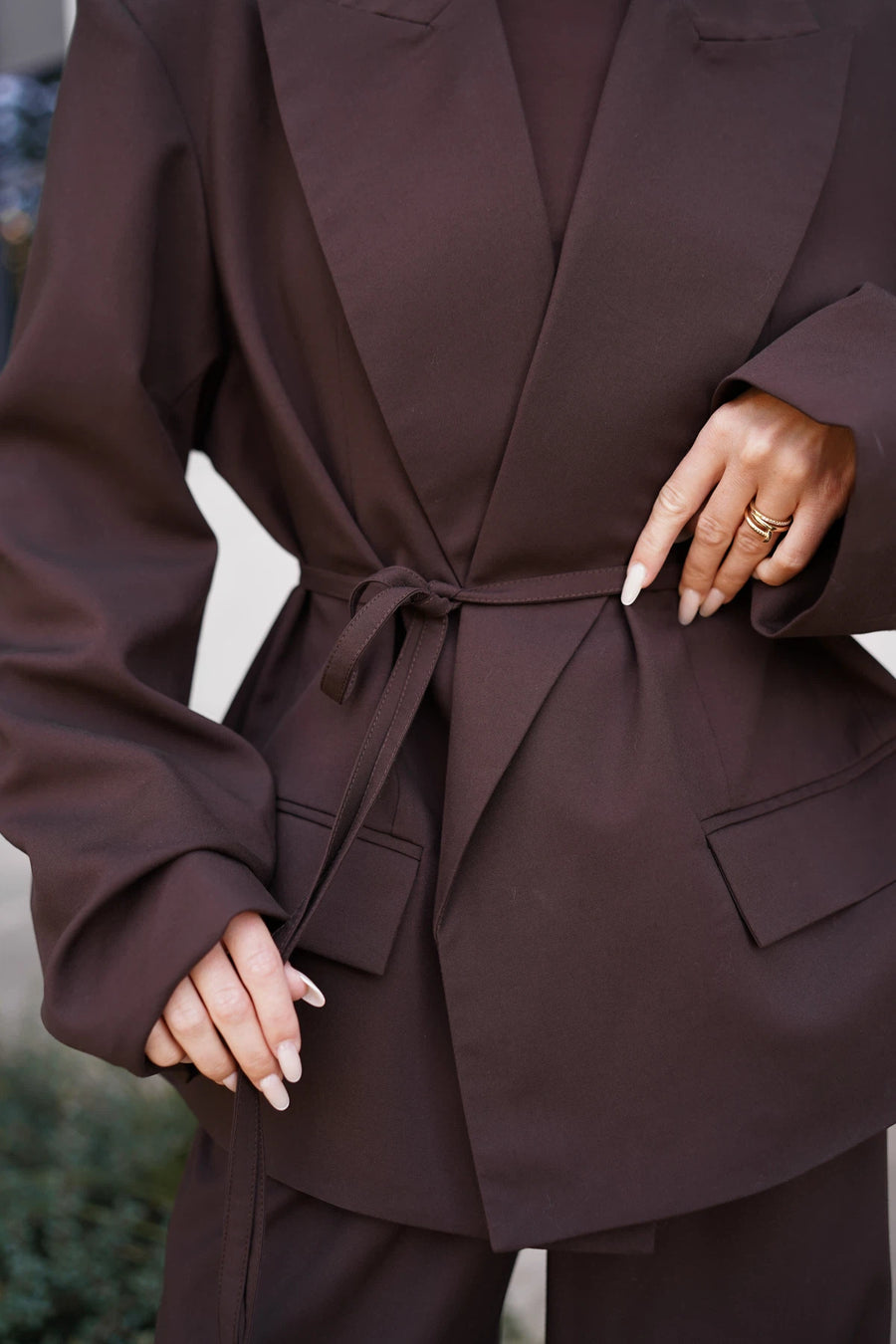 Жакет з драпіюванням на рукавах та об'ємними плечима коричневий