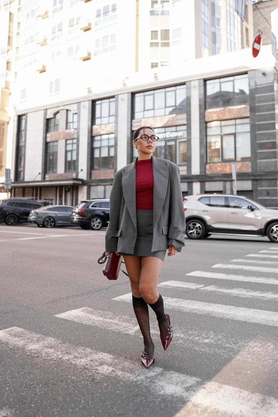 Жакет з драпіюванням на рукавах та об'ємними плечима - сірий