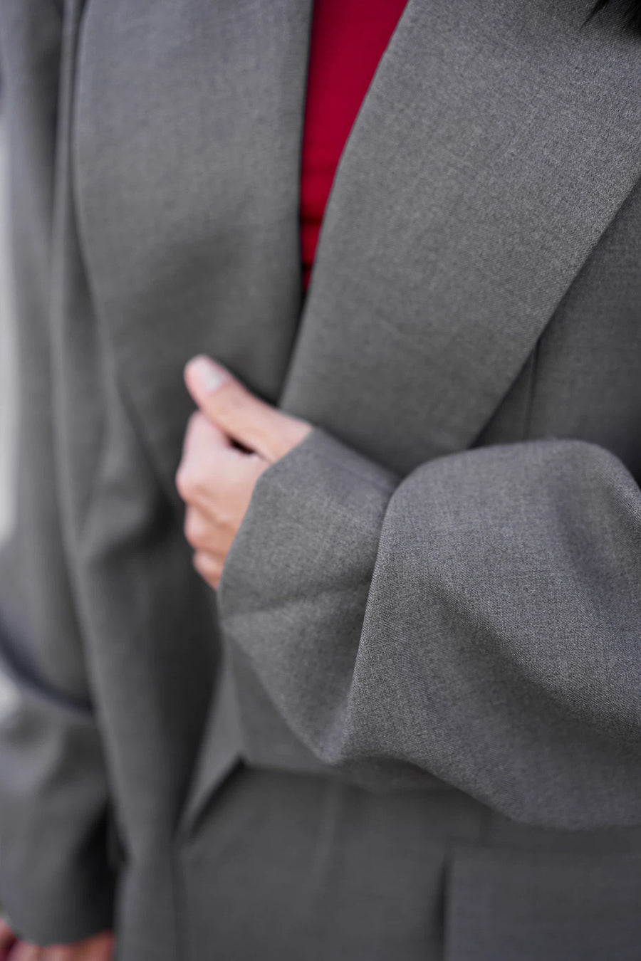 Жакет з драпіюванням на рукавах та об'ємними плечима - сірий