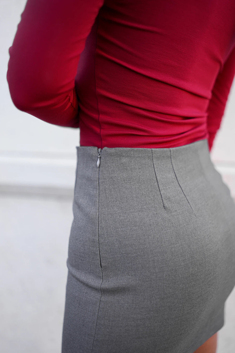 Класична міні спідниця сірого кольору