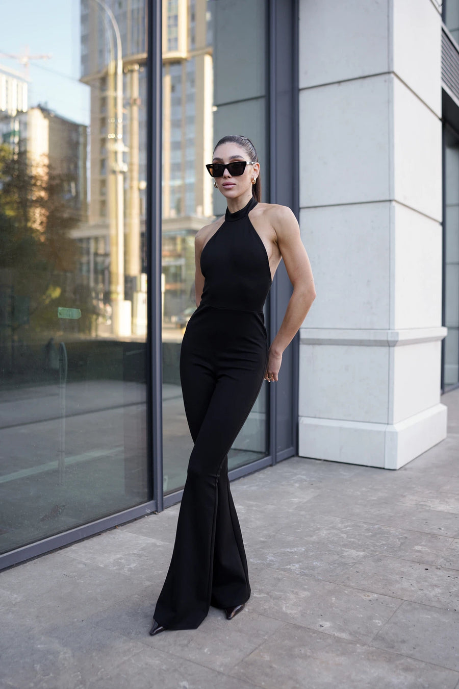 Комбінезон з відкритою спинкою та штанми кльош чорний