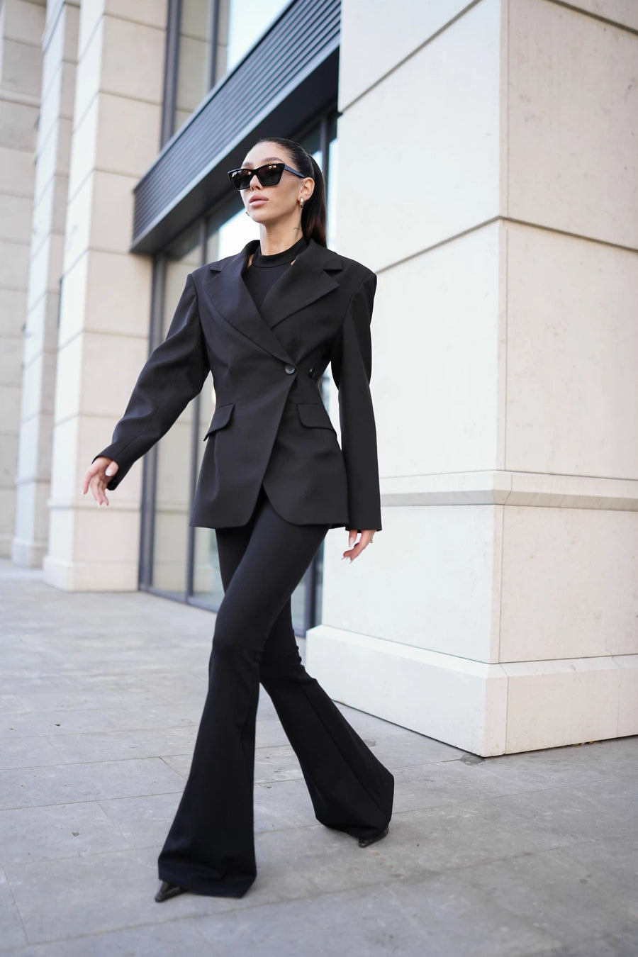 Комбінезон з відкритою спинкою та штанми кльош чорний