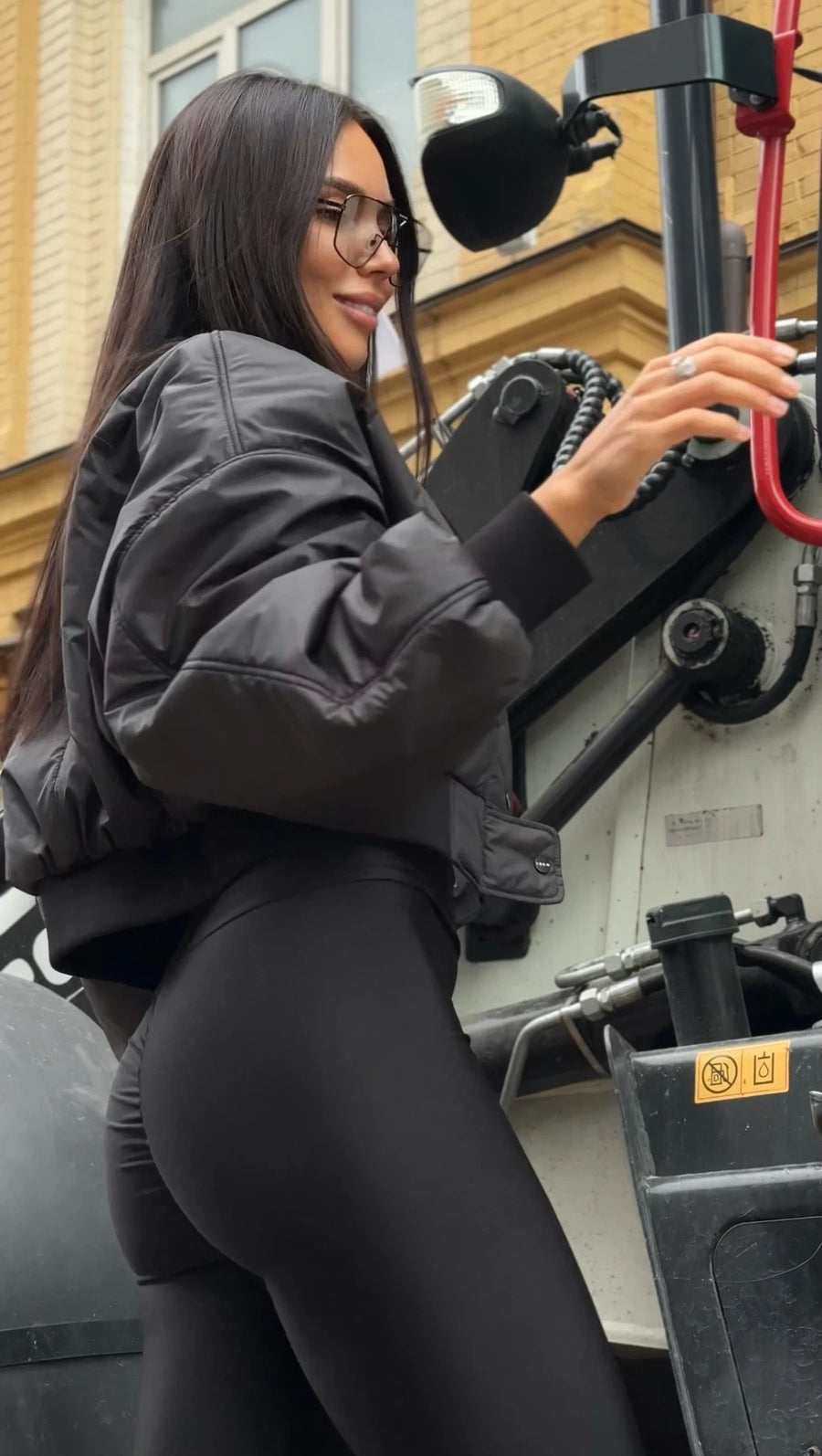 Укорочений бомбер на утеплювачі - чорний