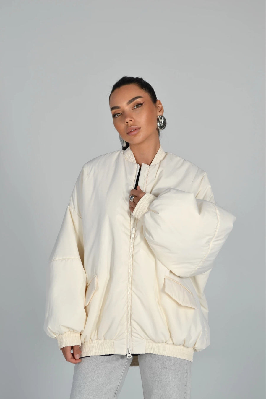 Подовжений бомбер в стилі оверсайз - молочний