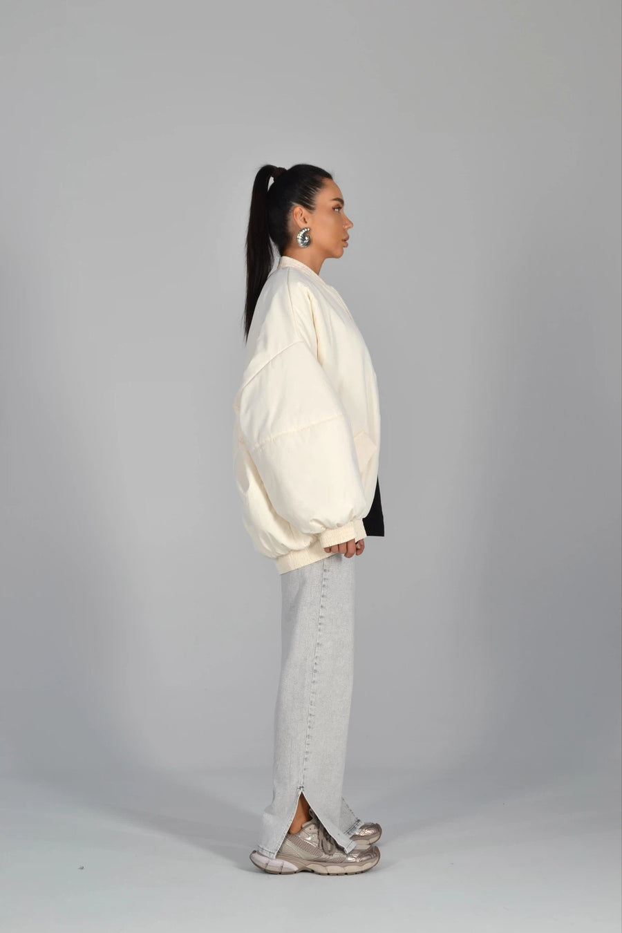 Подовжений бомбер в стилі оверсайз - молочний