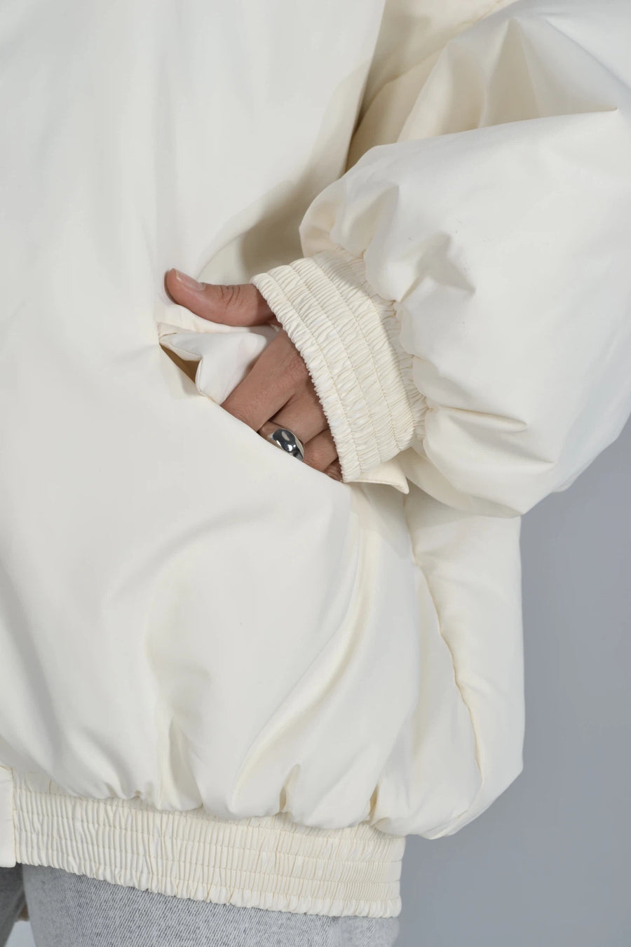 Подовжений бомбер в стилі оверсайз - молочний