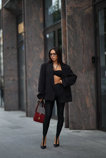 Жакет з драпіюванням на рукавах та об'ємними плечима - чорний