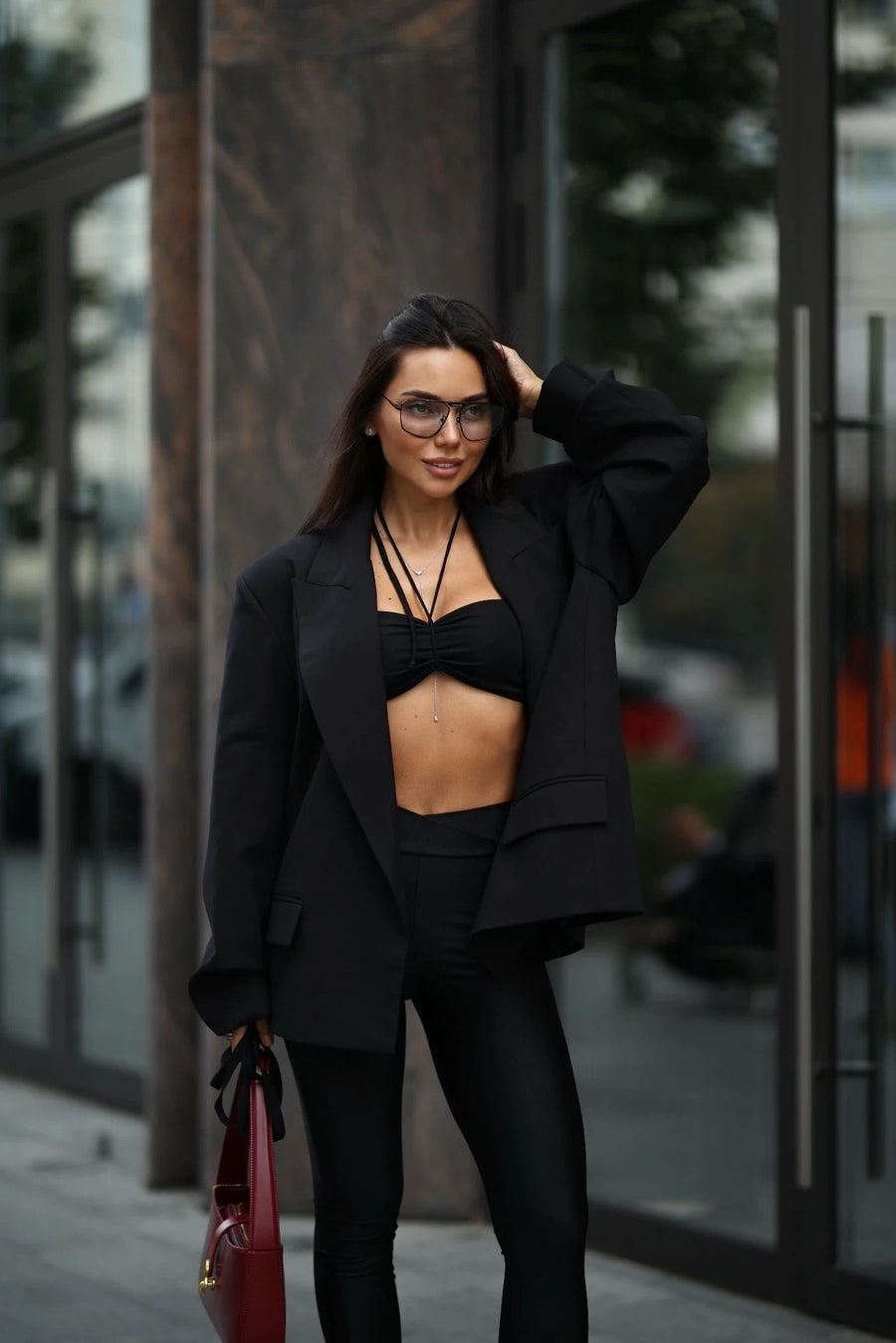 Жакет з драпіюванням на рукавах та об'ємними плечима - чорний