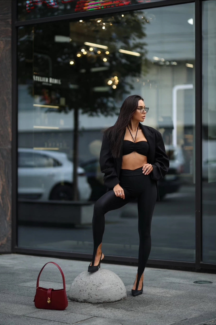 Жакет з драпіюванням на рукавах та об'ємними плечима - чорний