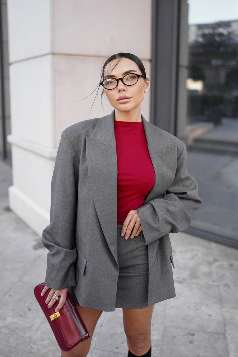 Жакет з драпіюванням на рукавах та об'ємними плечима - сірий