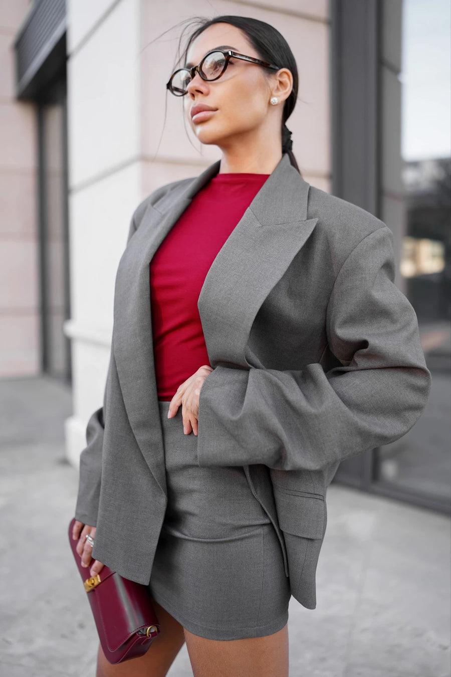 Жакет з драпіюванням на рукавах та об'ємними плечима - сірий