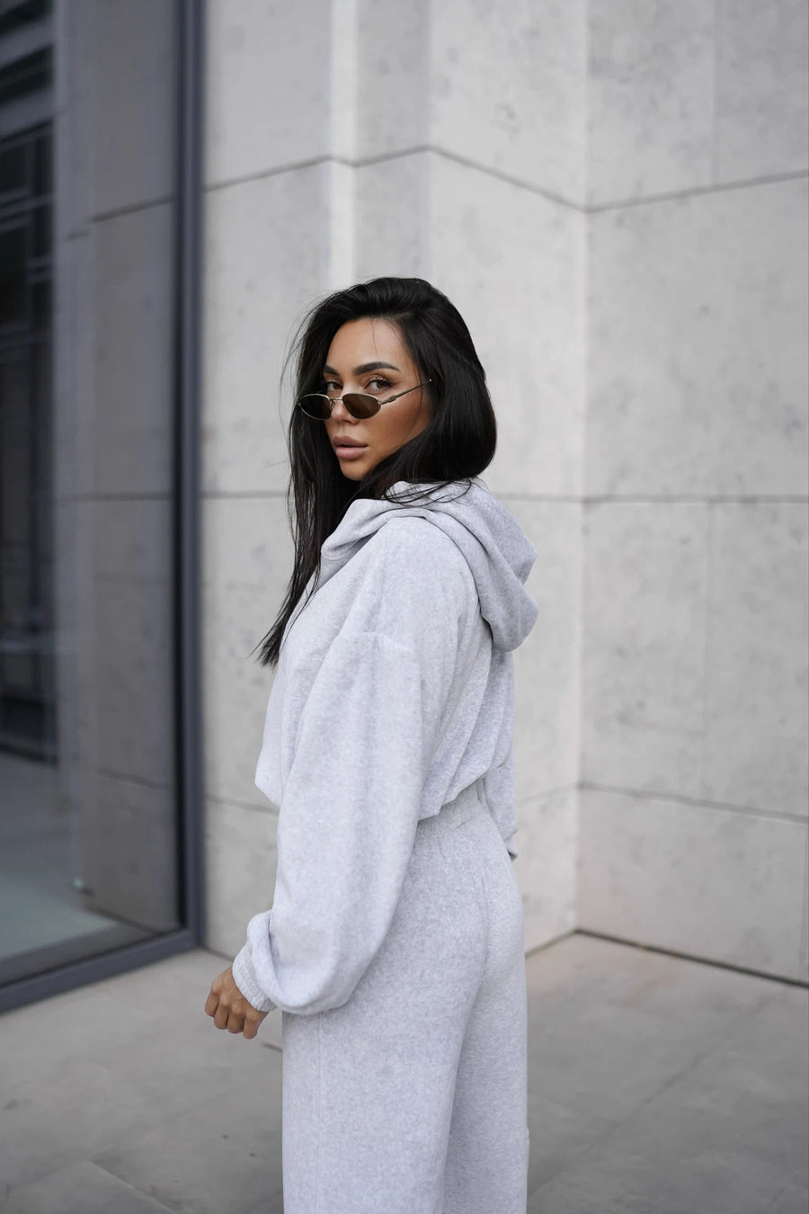 Жіночий велюровий костюм з бомбером на блискавці та штанами на затяжках - Світло-сірий меланж