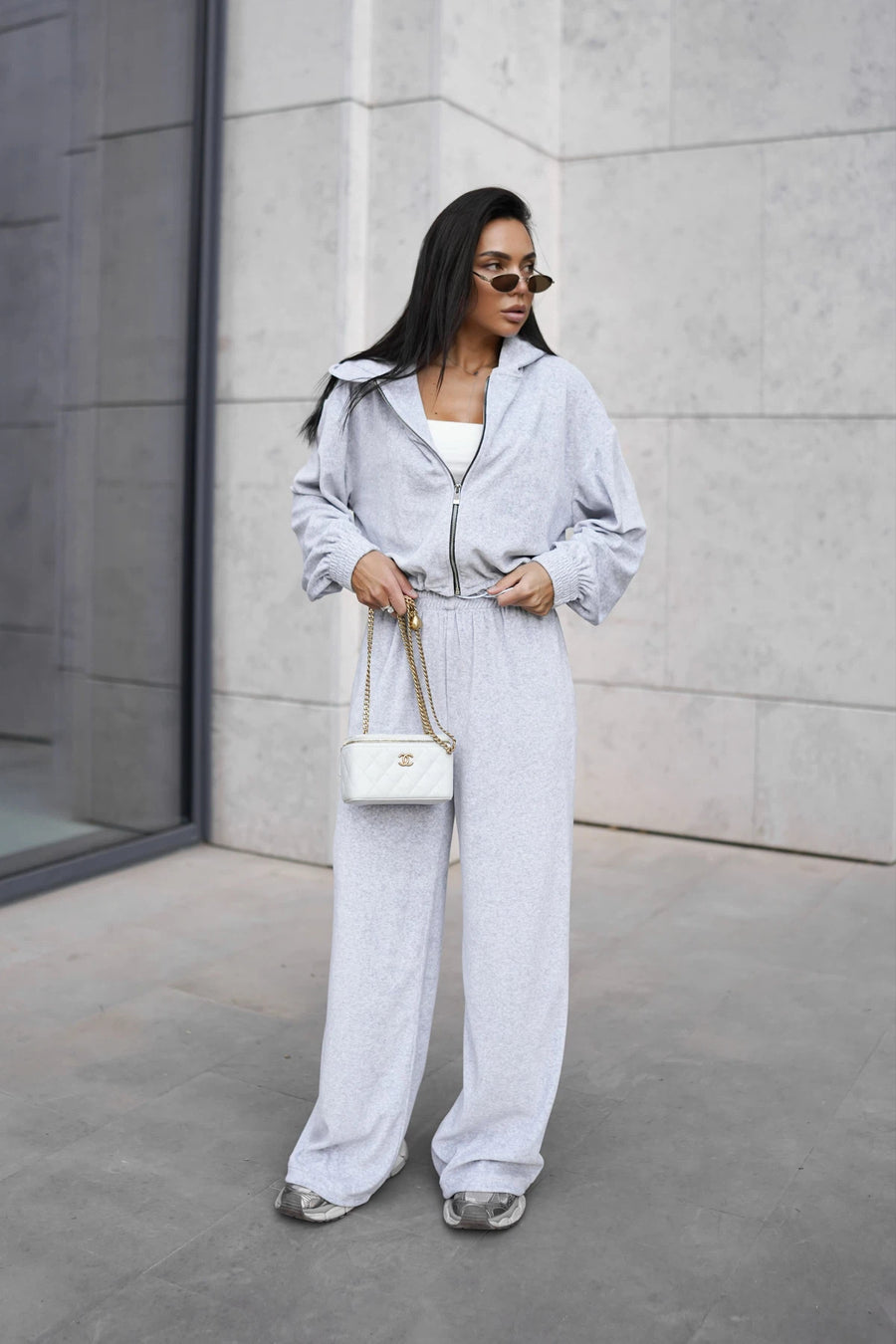 Жіночий велюровий костюм з бомбером на блискавці та штанами на затяжках - Світло-сірий меланж