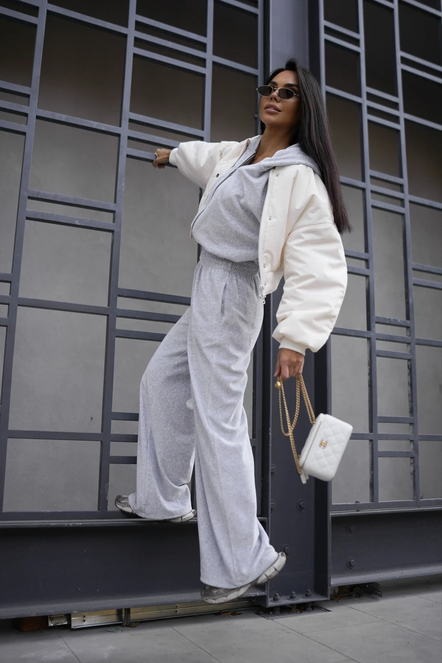 Жіночий велюровий костюм з бомбером на блискавці та штанами на затяжках - Світло-сірий меланж