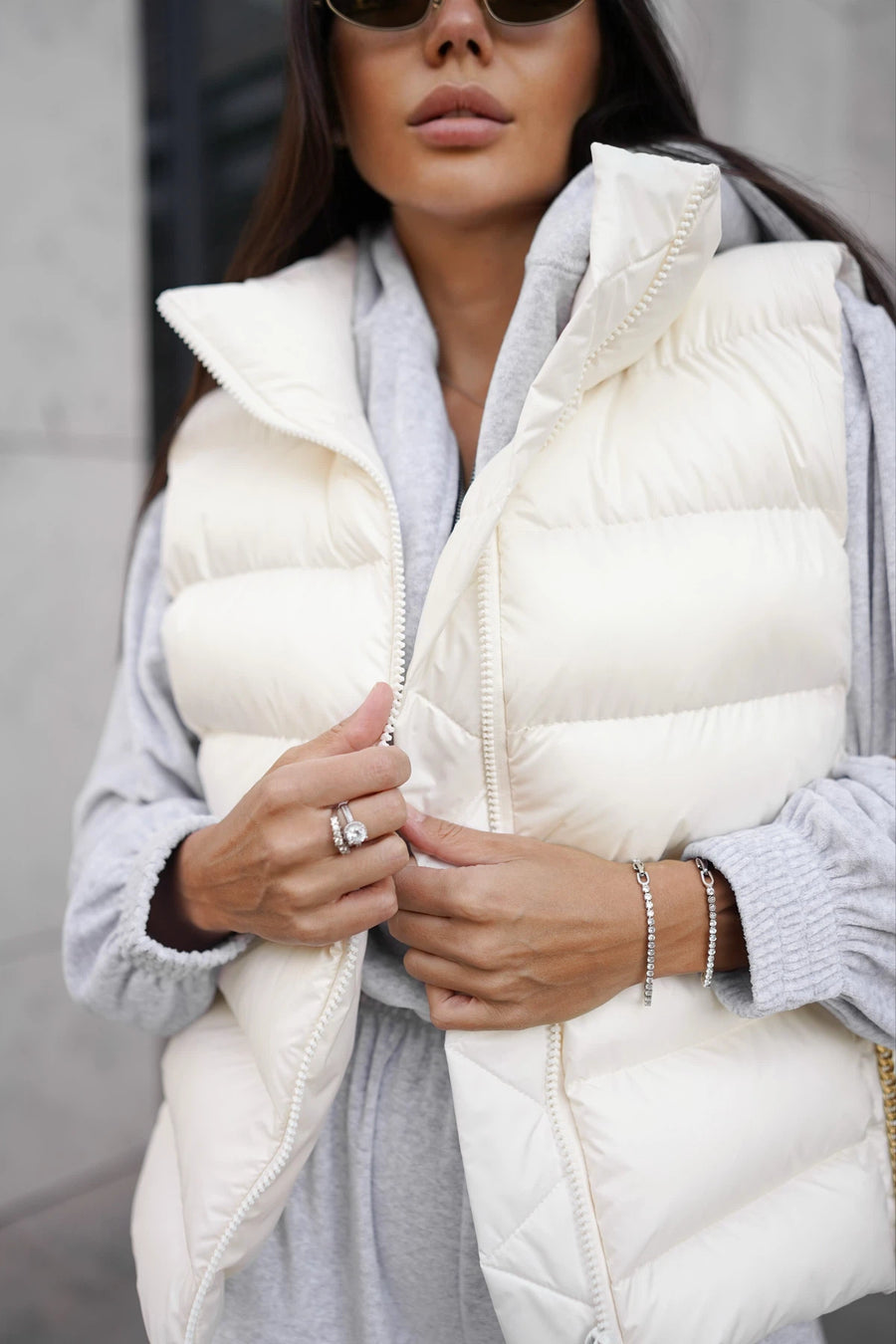 Жилет з подовженою спинкою - молочний