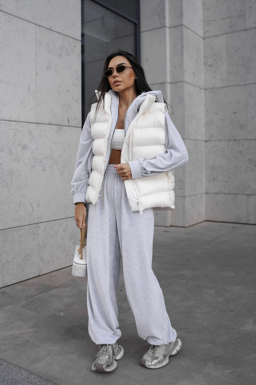 Жилет з подовженою спинкою - молочний